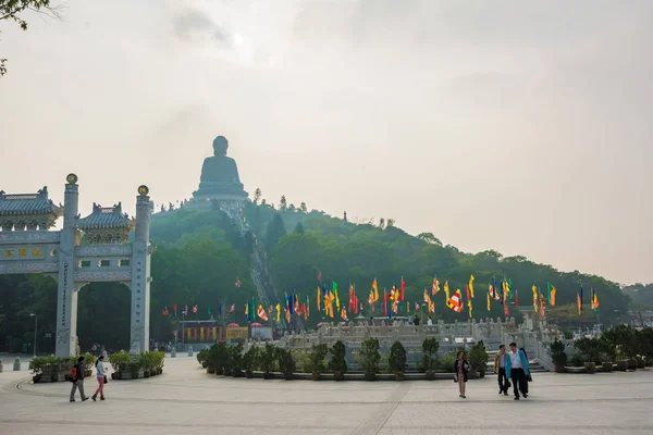 Hong Kong, Kína - Dec.2013: A nagy bronz szobor a Buddha kilátás Ngong Ping Piazza — Stock Fotó