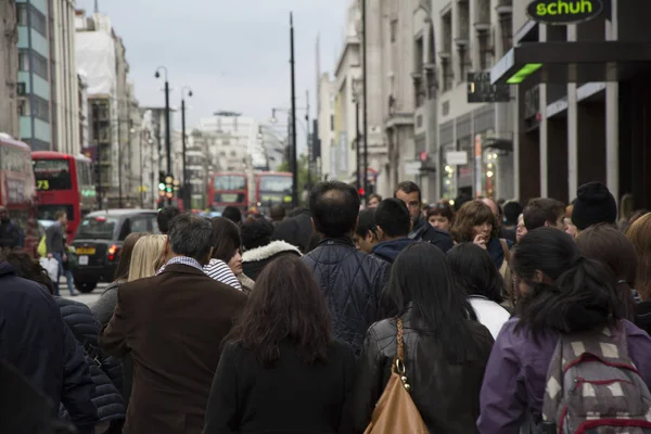 LONDRES, Reino Unido 5 de abril de 2014: Pessoas andando pela rua em Londres lotada — Fotografia de Stock