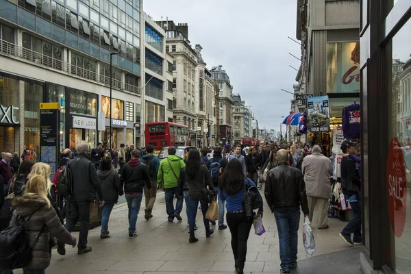ЛОНДОН, УК- 5 апреля 2014 г.: Люди, идущие по улице в переполненном Лондоне — стоковое фото