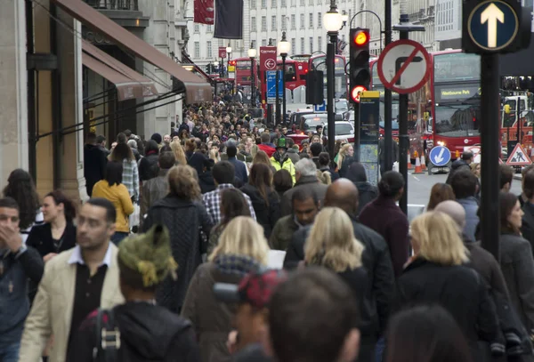 Londýn, Velká Británie - 5. dubna 2014: lidé na ulici, v přeplněném Londýn — Stock fotografie