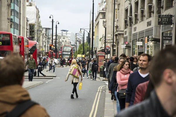 London, 5. April 2014: Menschen laufen im überfüllten London die Straße entlang — Stockfoto