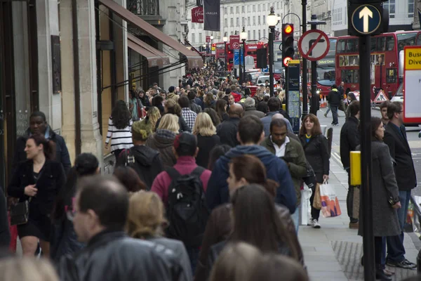 London, 5. April 2014: Menschen laufen im überfüllten London die Straße entlang — Stockfoto