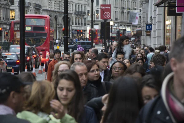 LONDRES, Reino Unido 5 de abril de 2014: Pessoas andando pela rua em Londres lotada — Fotografia de Stock