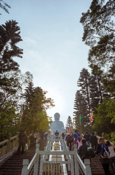 Lantau, Hong Kong Diciembre 2013: La gente subiendo las empinadas escaleras hacia el famoso Tian Tan Big Buddha — Foto de Stock