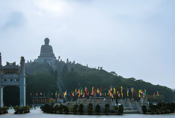 Hong Kong, China - Dec.2013: De grote bronzen standbeeld van Boeddha uitzicht vanaf Ngong Ping Piazza — Stockfoto