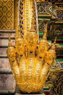Grand Palace Wat Phra Kaew Bangkok, merdiven üzerinde altın 5 baş naga yılan