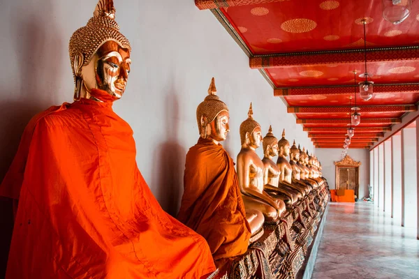 Reihe goldener Meditationsbuddha sitzende Figuren Statuen im wat pho Tempel in Bangkok — Stockfoto