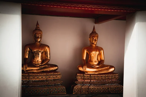 Imagen dorada de Buddha en el templo de Wat Phra Kaew en Bangkok — Foto de Stock