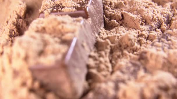 Barras de chocolate dulce de leche en polvo de chocolate — Vídeo de stock