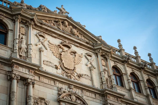 Dettaglio della facciata del Colegio Mayor de San Ildefonso ad Alcala de Henares, Spagna — Foto Stock