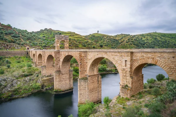 Римский мост через реку Тахо в Алькантаре, провинция Касерес, Эстремадура, Испания — стоковое фото