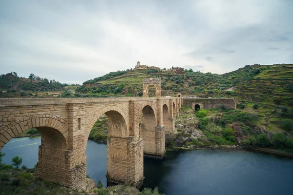 Римский мост через реку Тахо в Алькантаре, провинция Касерес, Эстремадура, Испания — стоковое фото