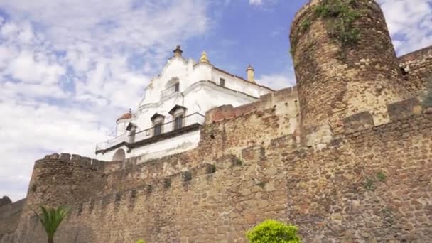 Achterzijde van het Bisschoppelijk paleis over de middeleeuwse muren van Plasencia, Spanje. — Stockvideo