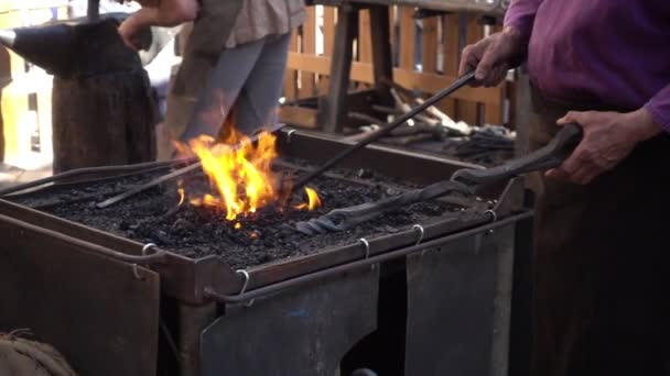 ホットアイロンを使用した鍛冶屋炉、スローモーションで燃える火と火花. — ストック動画