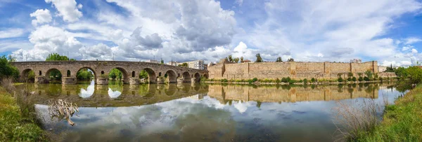 Guadiana nehri üzerindeki yansıması ile Merida Roma köprüsünün görünümü. — Stok fotoğraf