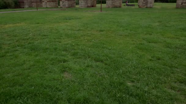 Famoso aqueduto romano de los Milagros em Merida, Espanha — Vídeo de Stock