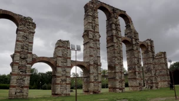 Знаменитый римский акведук Лос-Милагрос в Мериде, Испания — стоковое видео