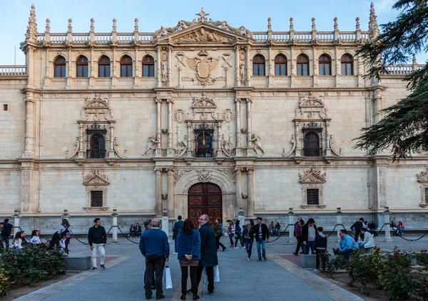 Alcalá de Henares, España. Abril 2019: Fachada del Colegio Mayor de San Ildefonso en Alcalá de Henares, España — Foto de Stock