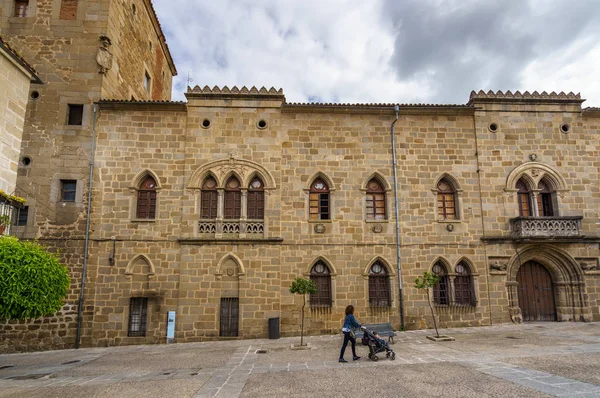 플라센시아 의 도시의 역사적인 중심에 있는 몬로이 궁전 또는 카사 데 라스 도스 토레스의 주요 외관 — 스톡 사진