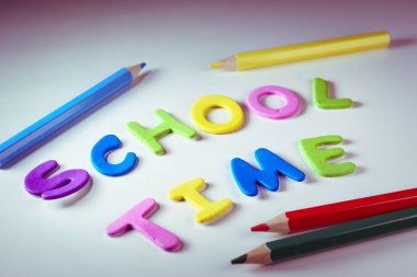 Bir çocuk masası üzerinde okul saati kelimeleri