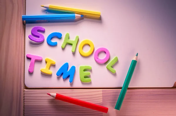 子供の机の上の学校の時間の言葉 — ストック写真