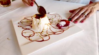 Karamel tepesi ile Panna cotta. İtalyan tatlısı