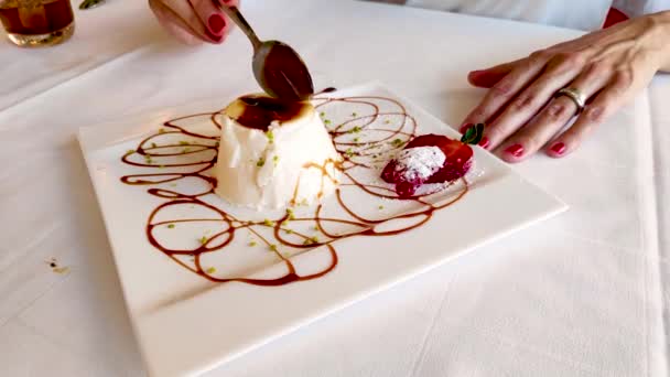 Panna cotta com cobertura de caramelo. Sobremesa italiana — Vídeo de Stock