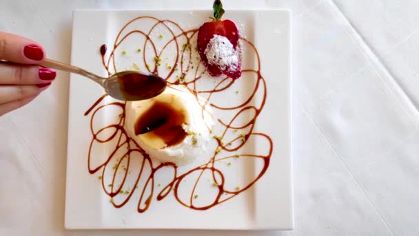 Panna cotta con cobertura de caramelo. Postre italiano — Vídeos de Stock