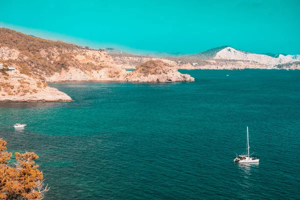 Mare Mediterraneo estivo a Ibiza, Isole Baleari . — Foto Stock