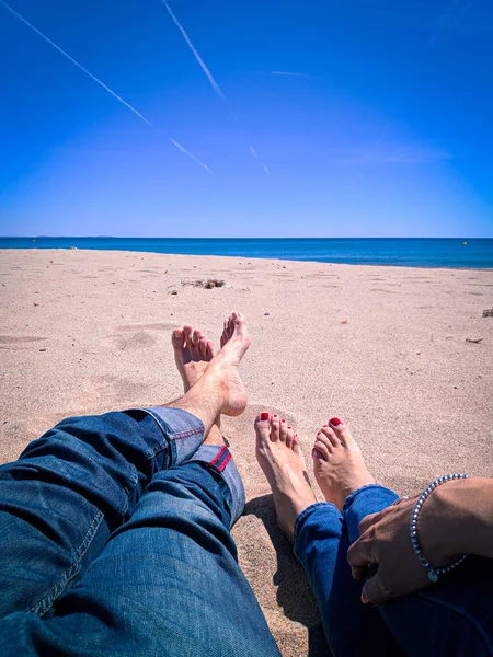 Férias. Homem e mulher pés closeup relxing na praia na espreguiçadeira desfrutar do sol no dia ensolarado de verão . — Fotografia de Stock