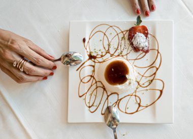 Karamel tepesi ile Panna cotta. üst görünüm