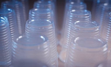 Plastik cam arka arkaya içme suyu için kullanılan - Çevre sorunu kavramı, Kompostsuz atık