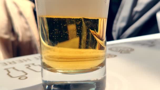 Véritable verre à bière avec bulles au ralenti — Video