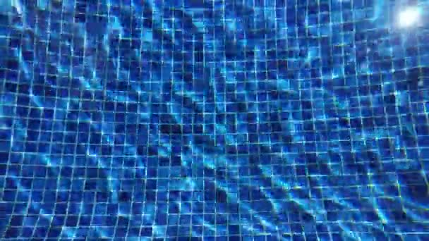 抽象的な背景、プールの青いタイルのライニングを歪める波紋 — ストック動画