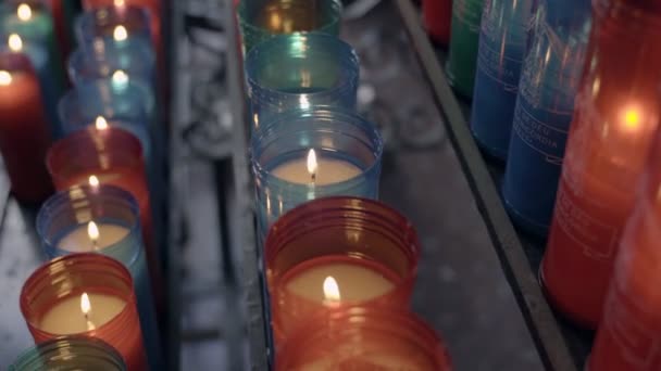 Molte candele accese in una chiesa con — Video Stock