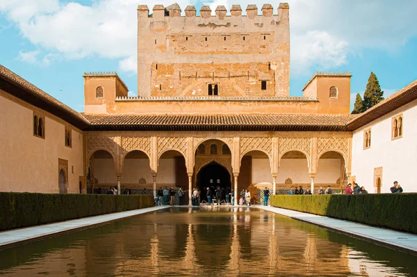 Granada, España. Alrededor de marzo de 2010: Corte de los Mirtos en el Palacio Nazarí de la Alhambra — Foto de Stock