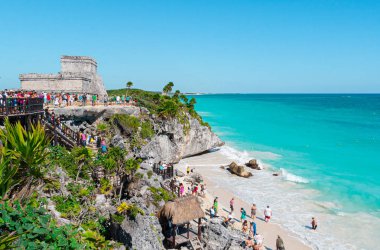 Tulum, Meksika. Circa Aralık 2010: Tulum kalıntıları ve plaj ziyaret turist kalabalık