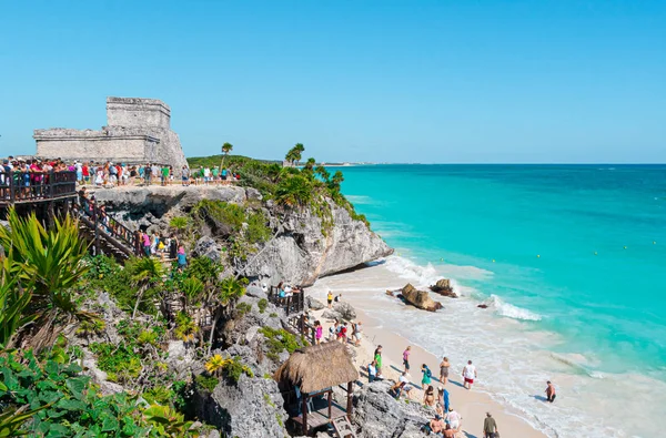 Tulum, México. Por volta de dezembro de 2010: multidão turística visitando ruínas Tulum e praia — Fotografia de Stock