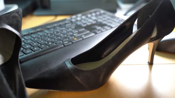 Tacones altos en un escritorio de oficina en el lugar de trabajo . — Vídeos de Stock