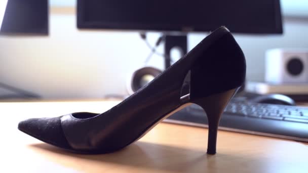 Tacones altos en un escritorio de oficina en el lugar de trabajo . — Vídeos de Stock