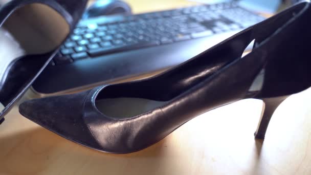 Tacones altos en un escritorio de oficina en el lugar de trabajo . — Vídeos de Stock