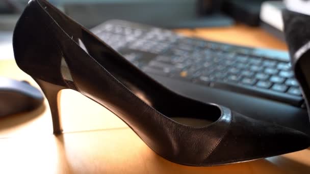 工作场所办公桌上的高跟鞋. — 图库视频影像