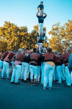 Cambrils, Ispanya. Haziran 2019: Castells Performance, bir Castell Katalonya içindeki festivallerde geleneksel olarak inşa edilmiş bir insan Kulesi