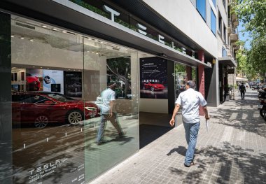 Barselona, İspanya. Haziran 2019: Passeig de Gracia sokak yakınında model S içinde Tesla mağaza.