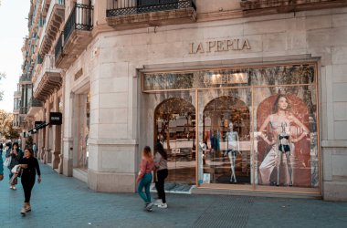 Barselona, İspanya. Haziran 2019: La Perla mağazasının önünde yürüyen insanlar