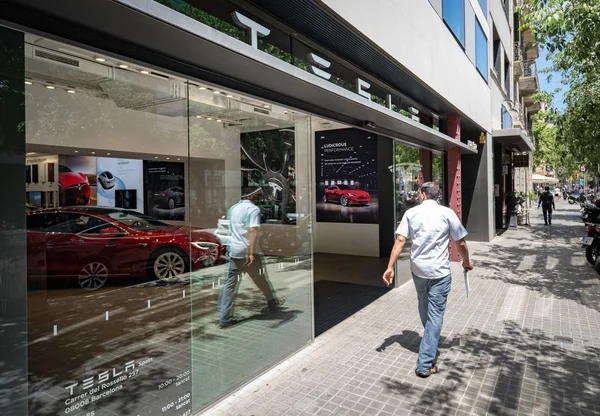 Barcelona, Španělsko. Červen 2019: Tesla je prodejna poblíž ulice Passeig de Gracia s modelem S uvnitř. — Stock fotografie