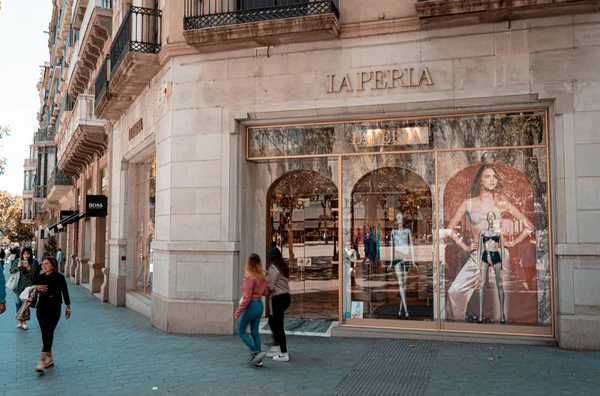Barcelona, Španělsko. Červen 2019: lidé, kteří chodí před obchodem La Perla — Stock fotografie