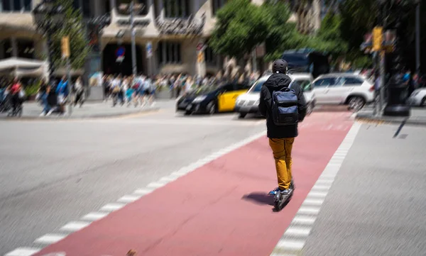 在巴塞罗那街头骑电动摩托车的人. — 图库照片