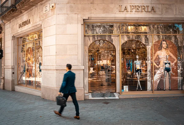 Barcelona, Spain. June 2019: Businessman walking in front of La Perla shop — Stock Photo, Image
