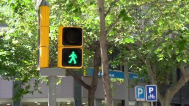 Rambla de catalunya treet yayalar için kırmızı trafik ışığı yeşil, Barselona